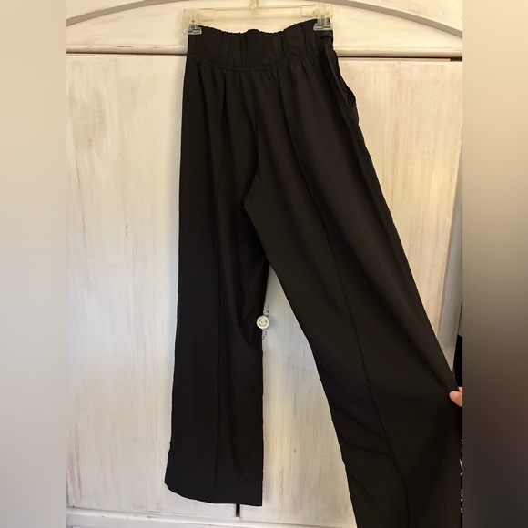 Lululemon Wide Legged Pants Sz 4 Black Side with Pockets - Picture 4 of 9